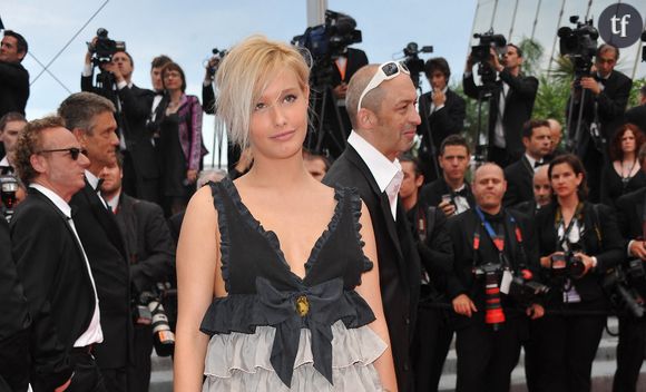 "Je n'avais plus de vie"

"En quelques semaines, j’ai compris que je n’avais plus de vie à moi", a-t-elle déclaré aux policiers, expliquant que Jean Imbert ne supportait pas qu’elle puisse le laisser seul et rejoindre son appartement, voulait toujours connaître la teneur de ses échanges téléphoniques, lui reprochait ses relations passées, mais aussi d’être "habillée comme une pute", de fumer ou de boire un verre de temps en temps. Elle raconte que lorsqu'elle n’était pas d’accord avec lui, le chef "s’en prenait à la vaisselle ou au mobilier, frappait les murs qui se retrouvaient marqués de trous".

Dans sa plainte, la trentenaire évoque plus précisément un week-end à Florence en janvier 2013, au cours duquel Jean Imbert l’aurait frappée et lui aurait versé du champagne dans les yeux, refusant de la laisser sortir de la chambre, simplement parce qu’elle avait reçu un SMS d’un ami. L’ancienne actrice avait raconté dans l’enquête du Elle un soir où le chef avait fracassé sa porte à coups de pied et de poing après avoir plongé son appartement dans le noir, en 2013. Elle avait déposé plainte avant de se rétracter, à la demande du cuisinier, "pour ne pas nuire à sa carrière", avait-elle expliqué.