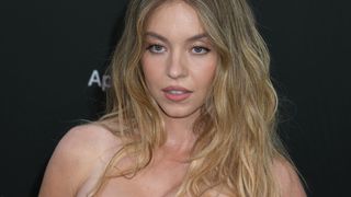 "Tu te prends pour Dolly Parton ?", "Et ta pub sexiste atroce ?" : Sydney Sweeney méconnaissable sur les images inédites de son nouveau film, les fans divisés