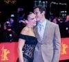 Ce samedi 14 février, la chanteuse et son fiancé, Callum Turner, ont passé la Saint-Valentin sur le tapis rouge de la Berlinale, le festival international du film de Berlin. Le couple assistait à la première du film Rosebush Pruning, dans lequel l’acteur britannique occupe un rôle. Et pour l’occasion, le couple affichait une élégance rare dans des tenues diamétralement opposées.