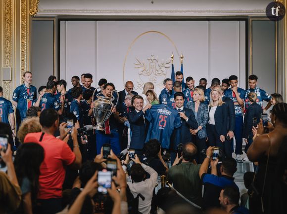 Si d'aucuns voient là une forme de "logique" en terme de hiérarchisation des tournois sportifs - privilégier une finale en Coupe du monde semble cohérent d'autant plus suite à la victoire hyper médiatisée et historique en Ligue des Champions du Paris Saint Germain, et le tout récent autant que cinglant 4-0 décoché au Real Madrid de Kylian Mbappé, le PSG poursuivant une trajectoire exceptionnelle - d'autres contestent la chose et critiquent une mise en arrière plan déplorable du foot féminin.