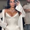 "Ses seins sont générés par IA ?" : Kim Kardashian méconnaissable sur ces photos en maillot décolleté, l'iconique diva scandalise les haters