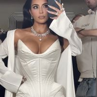 "Ses seins sont générés par IA ?" : Kim Kardashian méconnaissable sur ces photos en maillot décolleté, l'iconique diva scandalise les haters