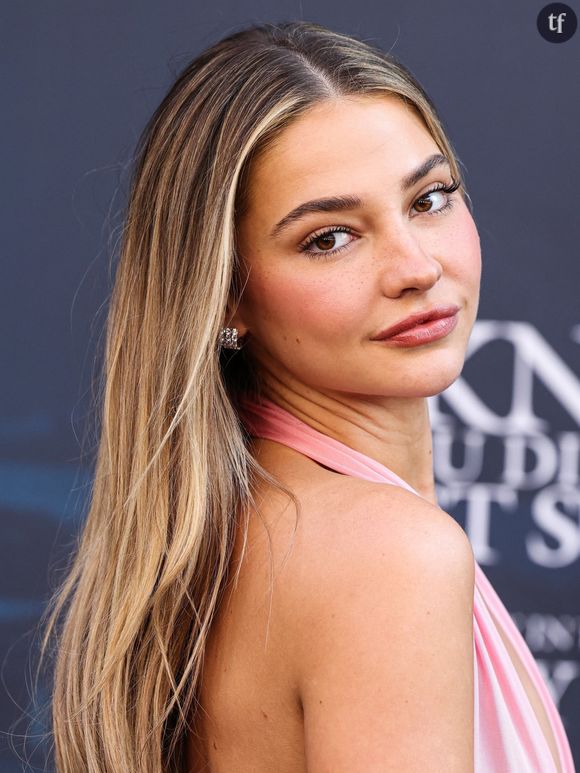 Effectivement, Madelyn Cline a suscité l'adhésion en tête d'affiche d'un projet aussi redouté qu'attendu, à découvrir dès aujourd'hui en salles : le remake, reboot, requel (choisissez) de Souviens-toi… l'été dernier. En tout cas, quand elle ne fuit pas les coups de crochet d'un croquemitaine encapuchonné, la comédienne resplendit sur le red carpet.