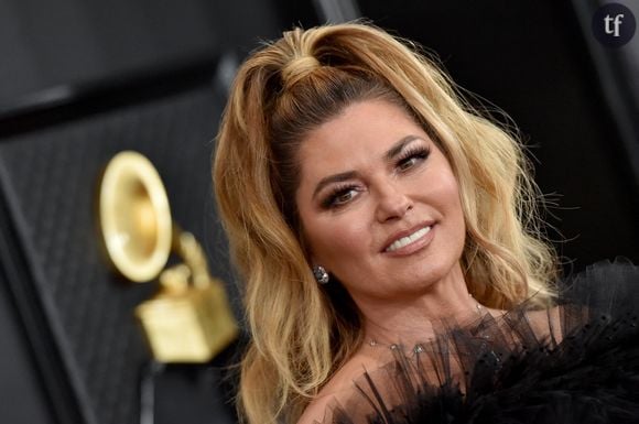 "J'ai toujours du cacher mes courbes féminines pour être prise au sérieux. Ado, je devais bander mes seins juste pour jouer au football avec les gars", dénonce encore Shania Twain. "Aujourd'hui, je dicte mes propres règles au fur et à mesure. Je suis juste moi et c'est tout".