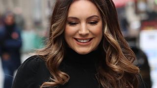 "Mon corps a changé" : ce sex symbol pose en lingerie à bientôt 50 ans et défend ses courbes "body positive"