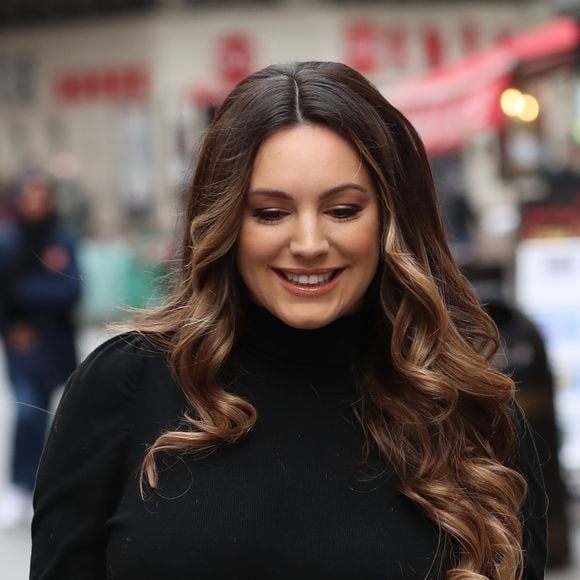 "Mon corps a changé" : ce sex symbol pose en lingerie à bientôt 50 ans et défend ses courbes "body positive"