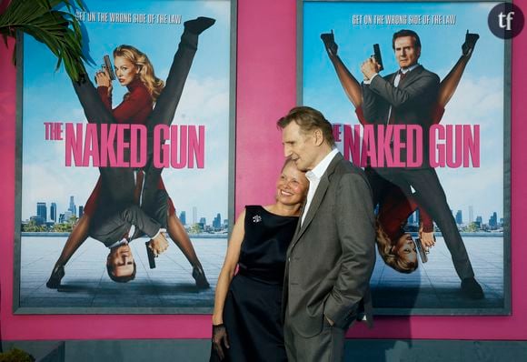 “Ils nous ont piégés !” : Pamela Anderson et Liam Neeson en couple uniquement pour la promotion de leur film ? Les fans sont en colère