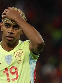 A 17 ans, cette star du foot serait en couple avec une femme de 30 ans, et les internautes s'inquiètent