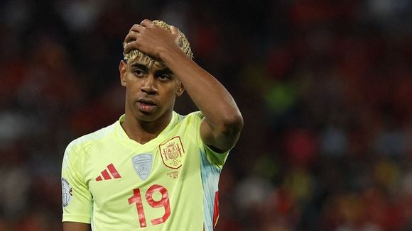 A 17 ans, cette star du foot serait en couple avec une femme de 30 ans, et les internautes s'inquiètent