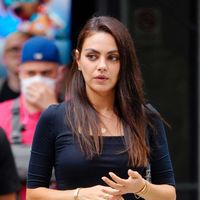 "Tu soutiens un violeur !" : Mila Kunis célèbre son amour avec Ashton Kutcher, mais les internautes sont scandalisés