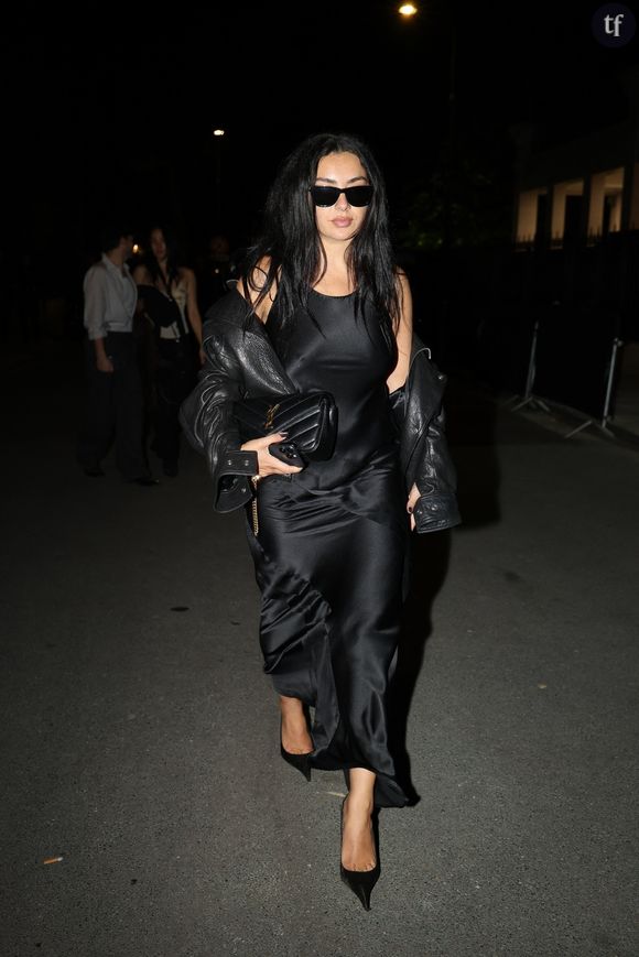 Charli XCX sidère ses fans sur ces nouveaux clichés issus de Vanity Fair, dont elle occupe la couv. Une mythique pour l'impératrice de l'hyperpop et du brat summer. A la fois diva et punk, la Britannique s'occupe d'entrer dans la légende, de celle qu'occupent Britney Spears et Madonna.