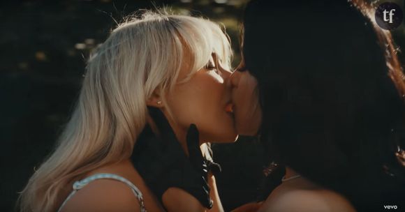 Ce mythique baiser lesbien entre une brune et une blonde est une référence évidente au chef d'oeuvre de David Lynch, grand film d'horreur queer : "Mulholland Drive".