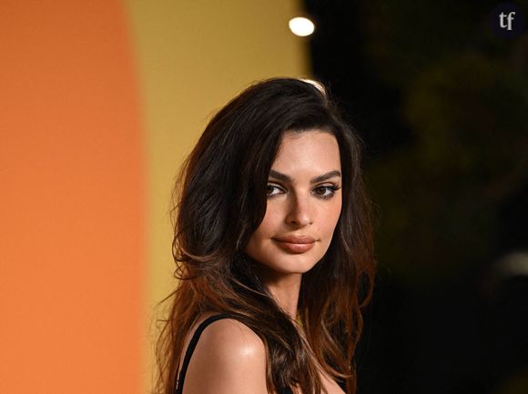 "Elle est toujours nue !" : Emily Ratajkowski subit le sexisme des haters et le complexe de la "mauvaise mère"