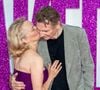 Liam Neeson et Pamela Anderson en couple ?
Alors que les internautes s'interrogeait déjà après que Liam Neeson ait déclaré être "follement amoureux" de sa partenaire d'écran au micro de People, l'acteur de 73 ans et la star de 58 ans ont alimenté les rumeurs en affichant une grande complicité sur le tapis rouge. Pamela Anderson a déposé un tendre baiser sur la joue de son partenaire devant l'objectif des photographes.