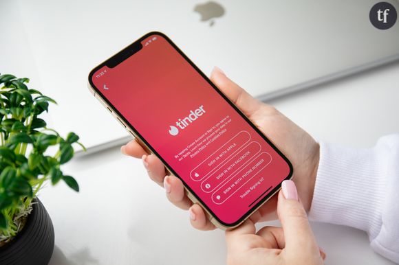 Détaillant ainsi le "procédé" tel que l'énoncent la dizaine de femmes présentes au tribunal : "Toutes décrivent alors une ivresse anormale et rapide. Venait ensuite un état second, l’impression d’avoir été droguées. Certaines vomissaient, d’autres tombaient. Toutes racontent alors le changement de comportement du photographe. Il les plaquait, les maintenait aux poignets, les attrapait par les cheveux, alors qu’elles répétaient qu’elles ne voulaient pas, puis il les violait." Et le présumé coupable nie tout. "Je ne reconnais aucun des faits, C’est une montagne qui s’est érigée… Il y a beaucoup de choses qui n’ont pas été dites."