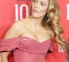 Insultes, critiques, et carrément menaces... Les commentaires inappropriés abondent à l'encontre de Blake Lively, sous les vidéos relatant sa venue sur le tapis rouge, lors de l'avant première de son dernier film, à New York. On l'y croise en compagnie de sa binôme des plateaux de tournage, l'inestimable Anna Kendrick, mais aussi de son cher et tendre, Ryan Reynolds.
