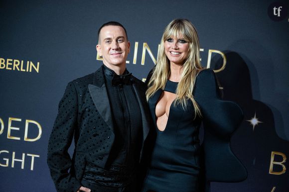 Le célèbre mannequin allemand Heidi Klum n'est pas passée inaperçue lors d'un événement culturel à Berlin, attirant le regard du public avec une robe au décolleté plongeant. La star de 52 ans a subi, une nouvelle fois, les critiques des internautes qui jugent sa tenue "provocante" et "ridicule pour son âge".

Heidi Klum sous le feu des critiques

Le mercredi 8 octobre, l'ancienne présentatrice d'America's Got Talent s'est rendue à l'avant-première du grand spectacle Blinded By Delight au théâtre Friedrichstadt-Palast à Berlin, en Allemagne. Pour l'occasion, Heidi Klum portait une robe noire sculpturales aux manches ondulées spectaculaires et au décolleté très plongeant. "Trop" plongeant pour les internautes, qui n'ont pas hésité à critiquer sa tenue. "Heidi, tu es magnifique, mais s'il te plaît, arrête ça", "Elle a l'air désespéré", "C'est ridicule", "Peut-elle porter une tenue dans laquelle on ne voit pas ses seins ?", peut-on lire en vrac. D'autres jugent que la mannequin âgée de 52 ans est "trop vieille" pour porter ce genre de tenue. "À un certain âge, il faut arrêter certaines tenues et laisser ça aux jeunes", "Cette robe n'est tout simplement pas seyante pour une femme de son âge. On appelle ça la ménopause", lit-on encore parmi les critiques âgistes.