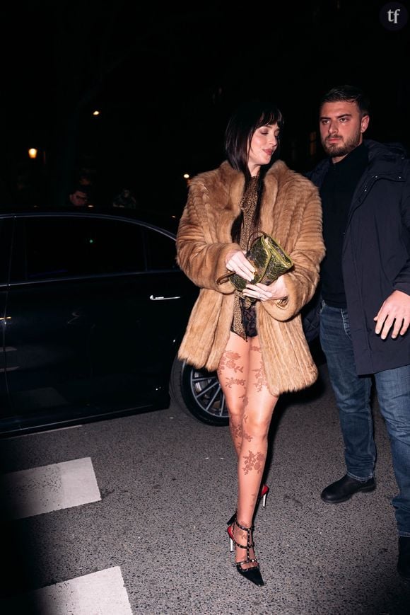 Comédienne mésestimée, carrément érigée au rang de pire actrice avec le gros flop Madame Web (où elle est loin d'être la plus honteuse des interprètes), l'ex Anastasia de Cinquante Nuances depuis dirigée par de vrais auteurs et autrices (de Suspiria à The Materialists) n'en finit pas de régner dans un autre monde que celui des plateaux et des caméras : la sphère fashion, l'univers de la mode où elle excelle et convoque syndrome de Stendhal sur syndrome de Stendhal.