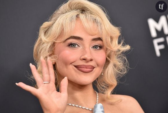 Sabrina Carpenter rend hommage à Showgirls et c'est tout un symbole : elle aussi est volontiers source de railleries, de réflexions sexistes, considérée comme une artiste sans fond et superficielle, et surtout, hyper critiquée pour la sexualisation de ses chorégraphies : lorsqu'elle dévoile ses "Juno positions", où la chanteuse performe sa chanson "Juno" en mimant des positions sexuelles. C'est dire si les numéros très impressionnants du film Showgirls n'échappent pas à son regard méticuleux.