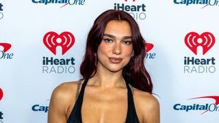 "Si hot !", "sensuel et sulfureux" : Dua Lipa se dévoile sur cette Une "affolante" qui l'érige en diva du glamour