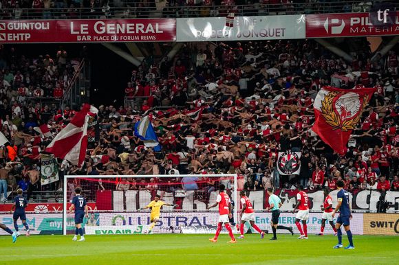 Folklore pour certains, homophobie décomplexée pour d'autres, le débat des chants de supporters lors des matchs de foot fait toujours rage.