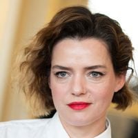 “Vous vous faites dépuceler la première ?” : sexualisée à la télé à 18 ans, cette actrice française commente une archive misogyne