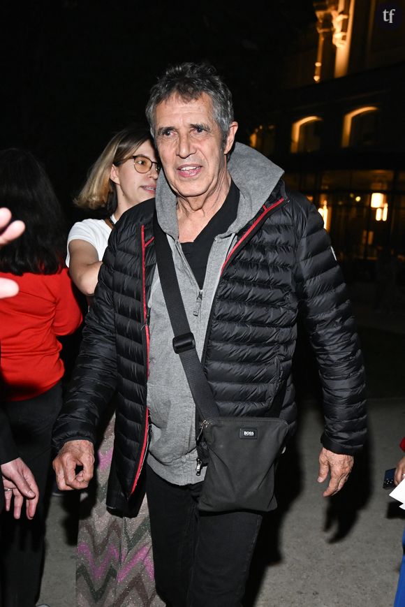 "Le sexe et la tête". Julien Clerc assume complètement les 30 ans qui séparent son épouse de lui-même. Le septuagénaire a connu sa femme il y a 25 ans, et tous deux coulent de paisibles jours depuis quasiment 30 ans. Un écart très patriarcal.