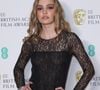 Lily-Rose Depp a remis au goût du jour ces oripeaux très épurés par le biais d'une robe transparente sans manches de la maison de couture italienne "qui mêlait les reflets et l'éclat des fêtes de fin d'année à une texture transparente", se réjouit le magazine Glamour.