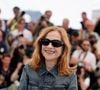 Isabelle Huppert apparaît imperturbable, le visage quasiment entièrement recouvert de son col, un sac à main au bras, sur les podiums de la Fashion Week parisienne. Et les réactions à l'unisson laissent de côté tiédeur et modération au profit d'une passion que seule Huppert peut déclencher.