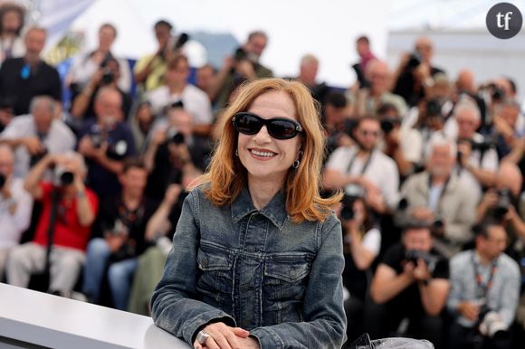 Isabelle Huppert apparaît imperturbable, le visage quasiment entièrement recouvert de son col, un sac à main au bras, sur les podiums de la Fashion Week parisienne. Et les réactions à l'unisson laissent de côté tiédeur et modération au profit d'une passion que seule Huppert peut déclencher.