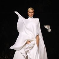 “Pas mal le Kleenex” : Adriana Karembeu divise avec ce look audacieux (les haters sont de sortie)