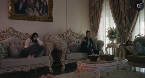 Cette œuvre courageuse de Kurdwin Ayub, réalisatrice et scénariste irakienne kurde et autrichienne, dépeint de manière édifiante l'oppression de femmes éloignées de tout (réseaux sociaux, centre-ville, universités) et silenciées. Avec un sens de la tension aussi insidieux que douloureusement implacable. Et ce à travers le regard, paradoxe cinglant s’il en est, d’une combattante, femme de poigne qui n’est pas du genre à laisser autrui la dominer. Surtout pas un homme.