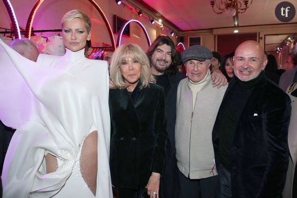 Ex-icône mode, Adriana Karembeu a (encore) prouvé qu’une femme n’a ni date de péremption ni compte à rendre sur son corps. Dans une robe sculpturale, elle a clôturé le défilé Stéphane Rolland de la Fashion Week de Paris le 27 janvier devant les yeux de Marc Lavoine.