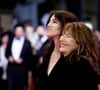 Mais ce qui nous plaît beaucoup dans ce documentaire filial et sororal, c'est le regard que Charlotte voue à Jane. Aux antipodes des sempiternels clichés nostalgiques, qui érigent Jane Birkin en égérie éternellement sixties, muséifiée, dans tous les sens du terme, comme figée dans un temps révolu, ce film nous dévoile la Birkin du présent, vive. Dans la peau d'une grand mère riante, d'une femme septuagénaire vulnérable, encore décalée, solaire.