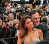 “C’est sa fille ?” Ce grand réalisateur, accusé de misogynie et de racisme, s’affiche avec sa femme de 22 ans de moins que lui… Et se fait allumer
