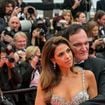 “C’est sa fille ?” Ce grand réalisateur, accusé de misogynie et de racisme, s’affiche avec sa femme de 22 ans de moins que lui… Et se fait allumer