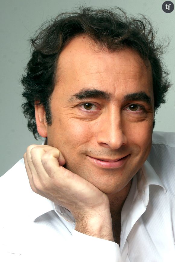 "Il prenait du plaisir à ma résistance tout en me faisant clairement comprendre qu’il pouvait vite se lasser et me dégager. Avoir cette menace au-dessus de moi a été très dur. Malgré tout, je devais tenir : j’étais au RSA et devais faire mes heures d’intermittence. Mais j’ai fini par être virée". D'autres voix se font également entendre dans Télérama...