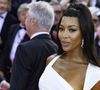 Naomi Campbell étant déjà présente sur le nouvel album de la chanteuse pop, ‘Something Beautiful’, il n’est donc pas étonnant de la retrouver dans le clip, dans lequel elle apparaît, plus sublime que jamais dans un trench coat noir. La mannequin a même posté une vidéo des coulisses du tournage de ce moment déjà considéré comme “iconique” de la part des fans, tant par les visuels que par ce duo marquant.