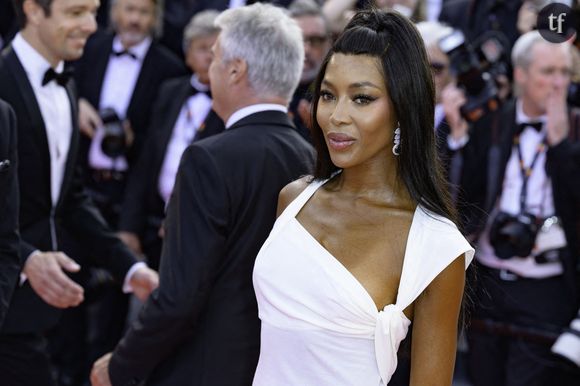 Naomi Campbell étant déjà présente sur le nouvel album de la chanteuse pop, ‘Something Beautiful’, il n’est donc pas étonnant de la retrouver dans le clip, dans lequel elle apparaît, plus sublime que jamais dans un trench coat noir. La mannequin a même posté une vidéo des coulisses du tournage de ce moment déjà considéré comme “iconique” de la part des fans, tant par les visuels que par ce duo marquant.