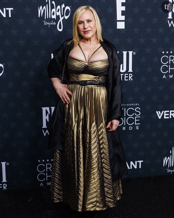 Pour l'occasion, elle portait une robe lamée dorée au buste moulant, ceinturée à la taille. Deux cordons dorées partent du milieu de son buste et passent dans son dos. Une étole en satin noire couvre ses épaules.