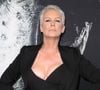 Et bien à 66 ans, Jamie Lee Curtis a décidé de la reproduire, cette scène, aux côtés de Jimmy Fallon. Mêmes mouvements du bassin, même choré, même tenue, très épurée. La star va jusqu'à exagérer volontairement les sous entendus sexy de la chorégraphie d'origine.