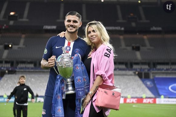 Hyper sexualisées à la moindre photo en bikini, insultées, considérées comme de simples “bimbos” au physique avantageux et ayant peur leur mot à dire, dé-crédibilisées sur la moindre de leur initiative, les femmes de footballeurs demeurent également dans l’ombre de leur mari, et plus triste encore : sont parfois accusées de les “divertir” de trop, et de porter atteinte à leurs scores sportifs. Déplorable.