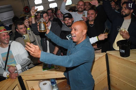 Face à Ramzy et l’ensemble du jury, l’actrice entend quelques remarques du style : “Moi les trucs pipi caca prout j'ai plus l'âge”, ou “Ca fait rire les enfants”. Elle ironise en détaillant qu’elle en est restée au “stade anal”. Alors que ses homologues masculins ont pu être célébrés en employant un comique tout aussi… Grivois.