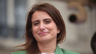 “Décolleté trop profond, maquillage... lâchez ma veste !” : Marine Tondelier dénonce le sexisme en politique dans cette interview intime et féministe