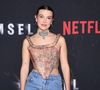 Rapidement, les commentaires ont commencé à fleurir sous le post dont certains particulièrement malveillants et commentant l’apparence de Millie Bobby Brown, lui reprochant d’avoir l’air bien plus vieille que son âge : “Qu’est-il arrivé à son visage ?”, “42 ans”, “Elle a sauté la vingtaine et est allée direct à la quarantaine”, “La recherche google de Millie : ‘Comment avoir l’air d’avoir 65 ans à 16 ans’”.