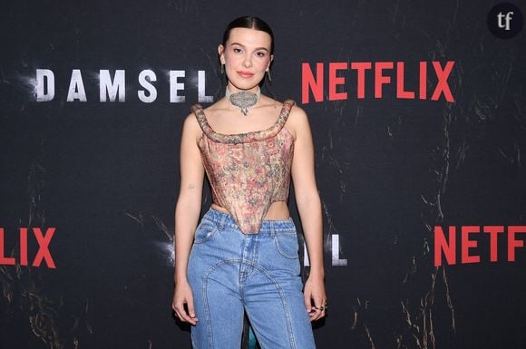 Rapidement, les commentaires ont commencé à fleurir sous le post dont certains particulièrement malveillants et commentant l’apparence de Millie Bobby Brown, lui reprochant d’avoir l’air bien plus vieille que son âge : “Qu’est-il arrivé à son visage ?”, “42 ans”, “Elle a sauté la vingtaine et est allée direct à la quarantaine”, “La recherche google de Millie : ‘Comment avoir l’air d’avoir 65 ans à 16 ans’”.