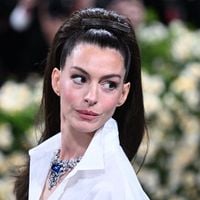 "Elle est tellement belle", "magnifique" : Anne Hathaway fait sensation en robe en dentelle transparente