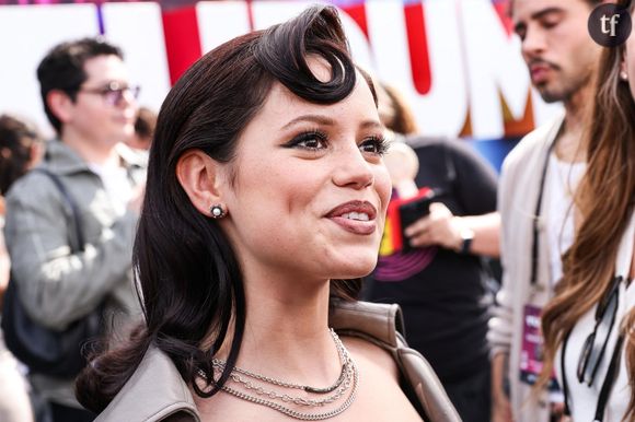 "Je ne pense pas avoir jamais eu à autant insister sur un tournage que Mercredi". Cela, c'est ce que déclarait Jenna Ortega du temps de la première saison de Mercredi. A l'époque, la série est un véritable phénomène. Un carton public qui, en plus, s'octroie de bonnes critiques de la presse, qui voit là un retour en force de Tim Burton, créateur de la série, et surtout, le sacre d'une excellente comédienne, icône immédiate de la génération Z.