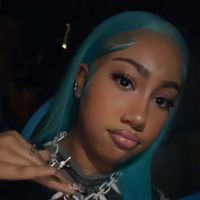 A 12 ans, la fille de Kim Kardashian, fait (encore) polémique avec des modifications corporelles