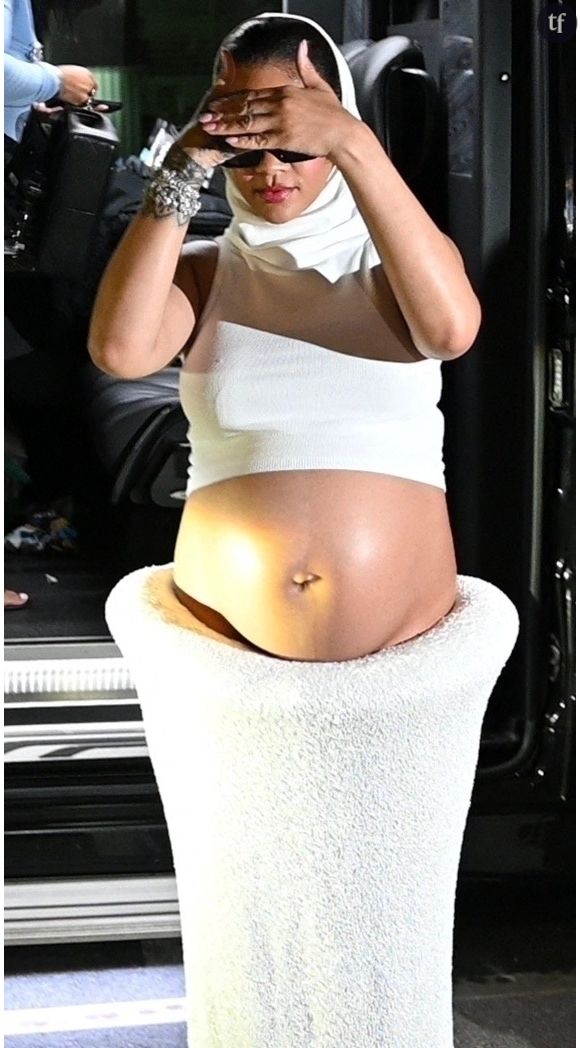 C'est tout du moins ce que l'on se dit face aux réactions lunaires des internautes. Qui contestent à Rihanna Le fait d'être Rihanna, car son physique aurait changé du tout au tout.
"Pourquoi Rihanna ressemble à ça", "Wow ça ne lui ressemble pas du tout hummmm", "C'est son double", "Elle ne ressemble pas du tout à Rihanna", lit-on sur les réseaux sociaux.